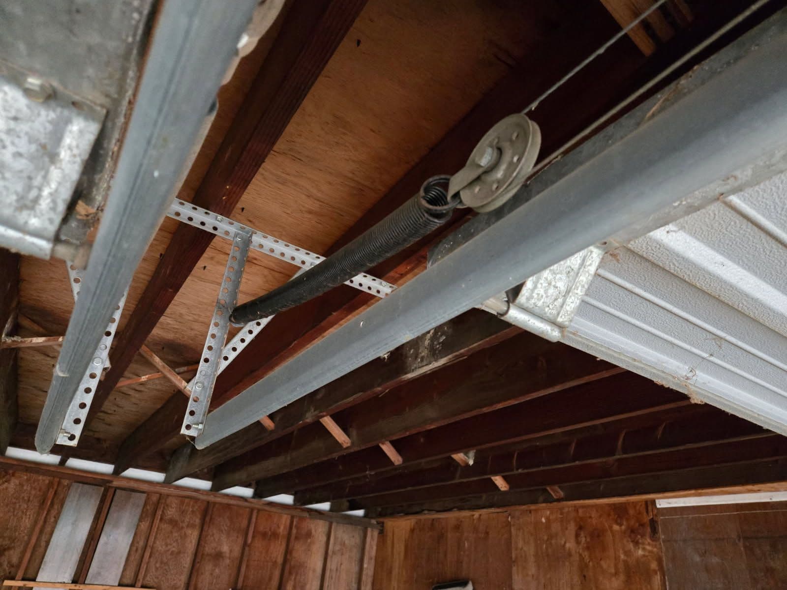 Gallery photos for Enhanced Garage Safety with Added Safety Cables: Image #1