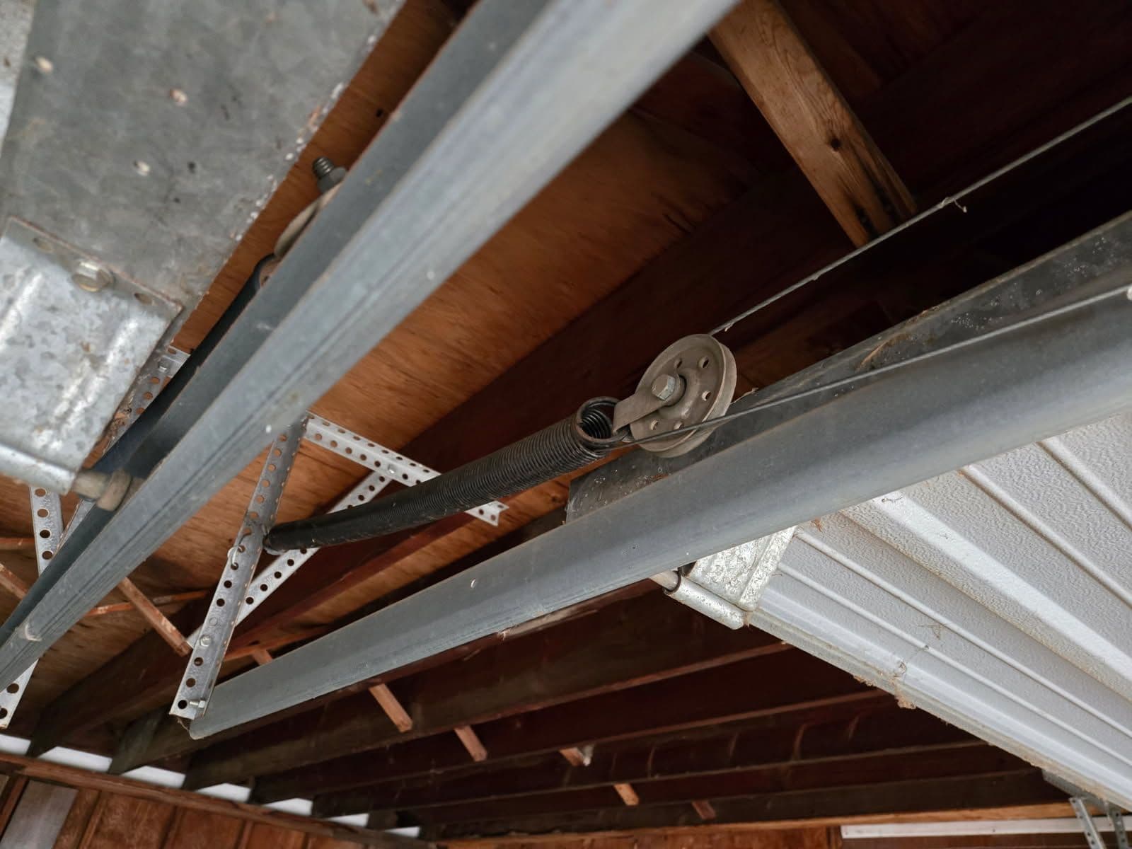 Gallery photos for Enhanced Garage Safety with Added Safety Cables: Image #2